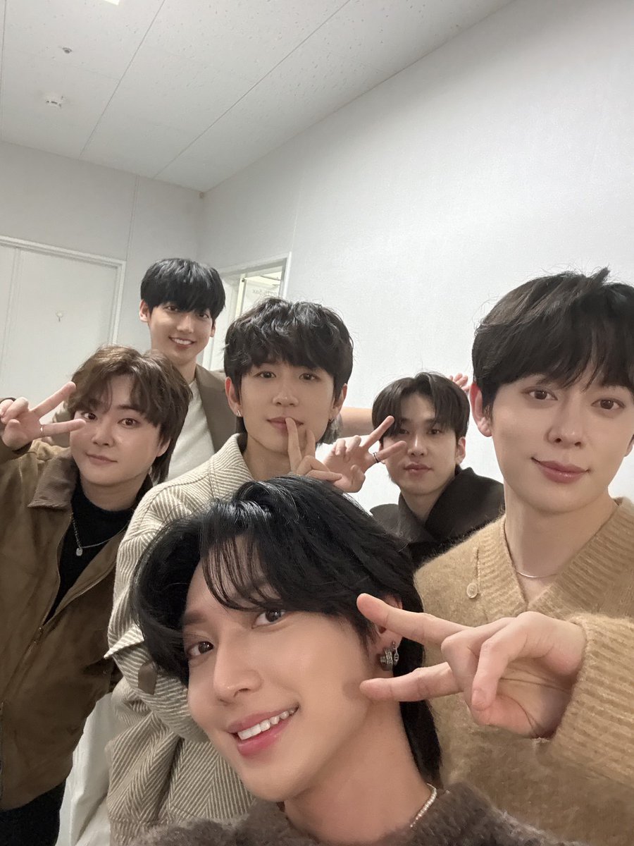 TOWER_Urawa's tweet photo. 【#BOYFRIEND】　
イベント終了後のBOYFRIEND様から
団体セルフィー頂きました🎁 💕
日本でのCDリリースは実に6年振り！！
最高のハーモニーと素敵な笑顔が輝いていました✨　
またいつでも浦和へ🙌⚽️
#보이프렌드　
#BOYFRIEND_Time_Limit 
🍫https://t.co/oUIjcDzcg4
🎬https://t.co/rIN73Thk4Q https://t.co/GZpcsE39Z5