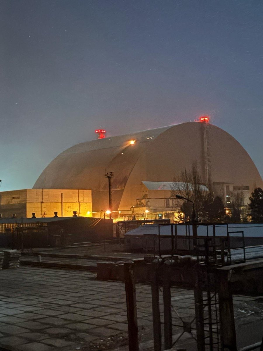 guyverhofstadt's tweet photo. Russia tries to create a nuclear disaster in Europe by attacking the Chernobyl power plant. 

The actions of a country that wants peace? 

We wait for Trump, Vance's condemnation.. https://t.co/lVFleGEma4