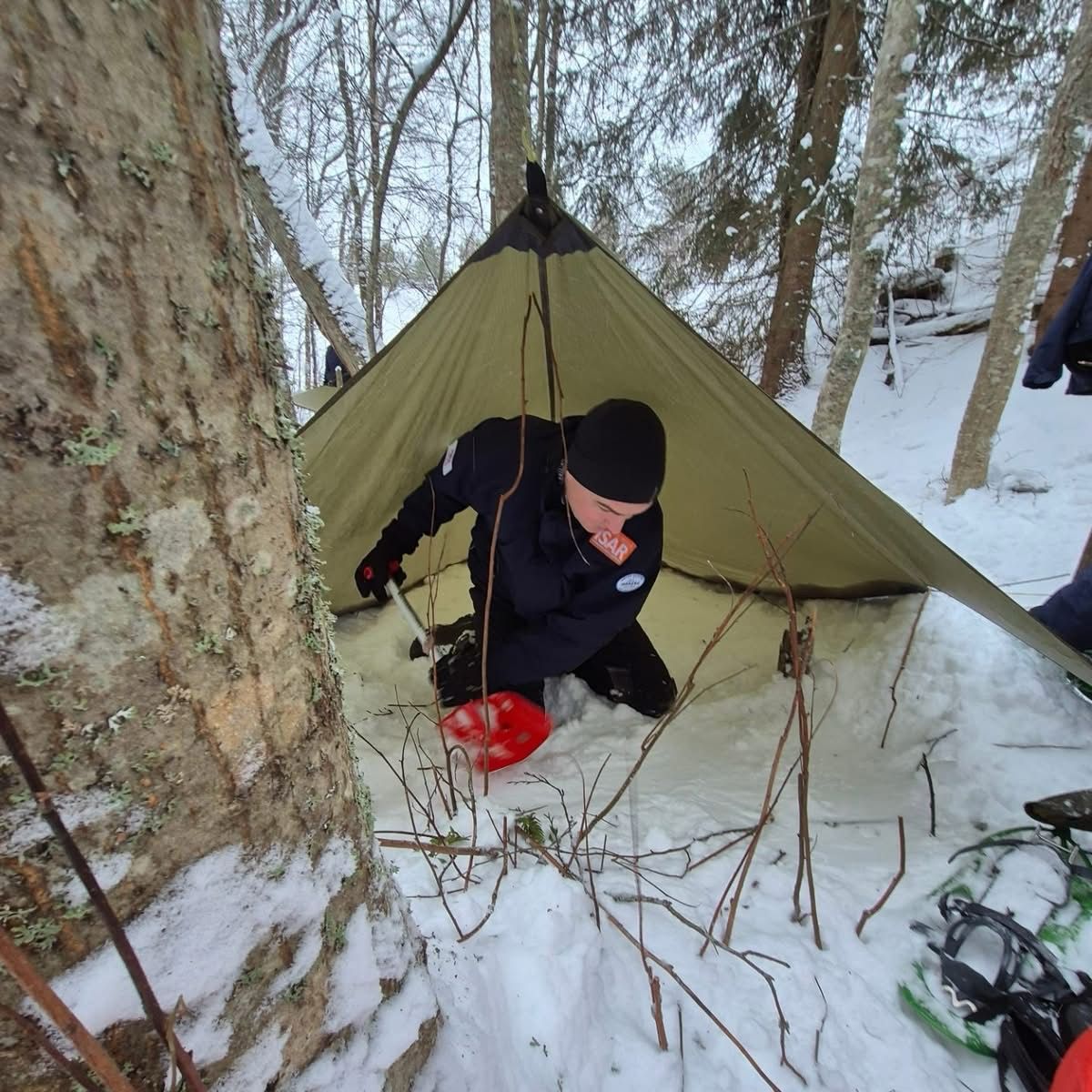 UK_ISAR_TEAM's tweet photo. During extreme cold weather training in Sweden, our #UKISAR team focuses on shelter building as a key survival skill. Protecting from snowstorms and freezing winds, a shelter can keep you warm and safe on rescue missions. #ColdWeatherTraining #SurvivalSkills #UKISAR