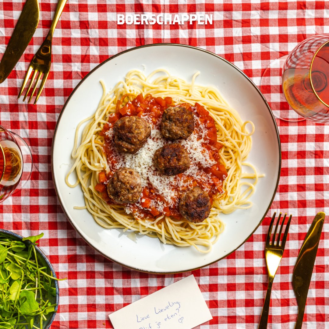 Vandaag is het Valentijnsdag! ❤️ 
⁠
Ons receptenteam heeft een heerlijke spaghetti met gehaktballetjes bedacht, perfect om die iconische Lady en de Vagebond scène na te spelen. 😉✨⁠
⁠
Geniet van een smakelijke, liefdevolle avond! 💕🍽️⁠
⁠