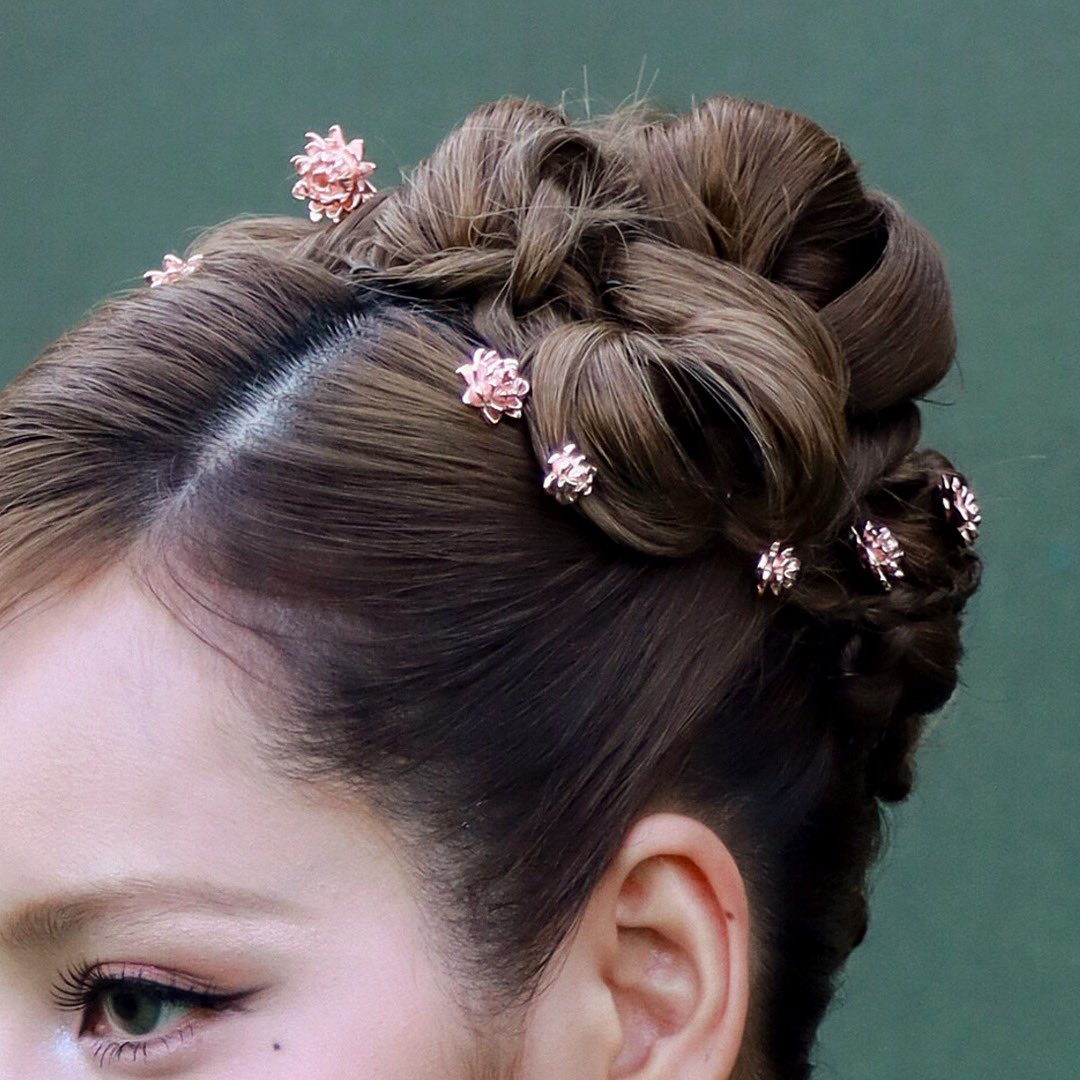 gieallery's tweet photo. the hair accessories just so cute https://t.co/fJjsmiJ6iu