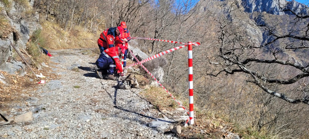 ParcoAlpiLiguri's tweet photo. Grazie π€ ai nostri amici #volontari dell'Associazione Nazionale Carabinieri che sono intervenuti per segnalare una frana nei pressi della cisterna del Monte Lega. Si consiglia di parcheggiare a Passo Muratone.
#parcoalpiliguri #alpiliguri #passomuratone #montelega https://t.co/Zcm7JDEj1H