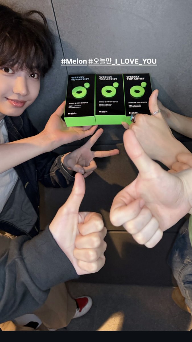 myungjaey's tweet photo. puppy peeking 😭😭😭 https://t.co/qKqaUBamEK