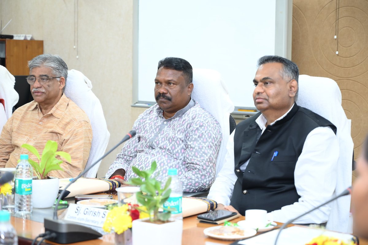 ଯୋଗ୍ୟ ଏବଂ ପ୍ରଶିକ୍ଷିତ ପଞ୍ଚାୟତ କର୍ମଚାରୀମାନେ ହିଁ ଉତ୍କୃଷ୍ଟ ଯୋଜନା, ସ୍ୱଚ୍ଛ କାର୍ଯ୍ୟକାରୀତା ଏବଂ ଉନ୍ନତ ସେବା ପ୍ରଦାନକୁ ସୁନିଶ୍ଚିତ କରିଥାନ୍ତି।