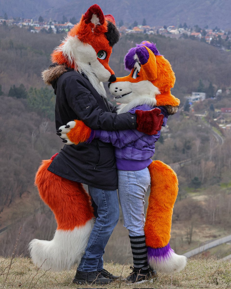 Happy Valentines Day❤️✨💋#FursuitFriday
I love you @akyirrdfaux 🦊❤️

📸 Photographer: that_.parzival (IG)
✂️ My fursuit: colorfur_floppa (IG)

#furry #furries #furryfandom #furryphotos