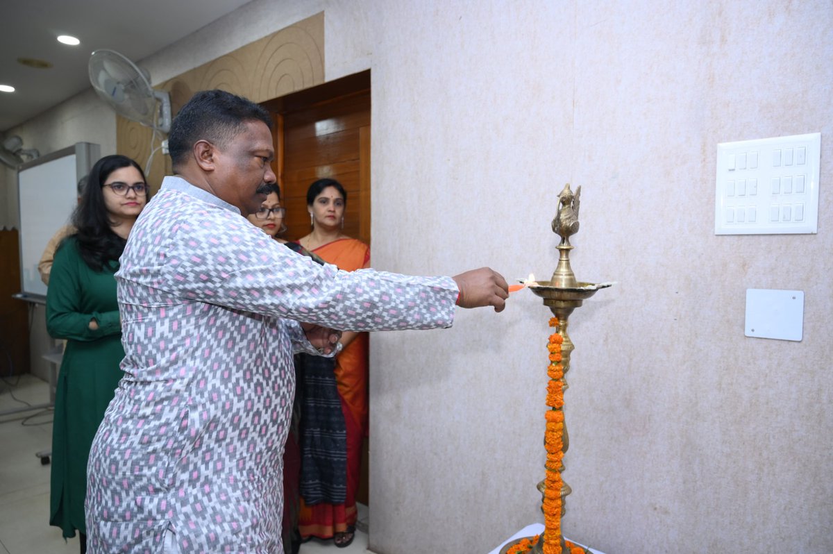 ଭୁବନେଶ୍ବରସ୍ଥିତ ରାଜ୍ୟ ଗ୍ରାମ୍ୟ ଉନ୍ନୟନ ଓ ପଞ୍ଚାୟତିରାଜ ପ୍ରତିଷ୍ଠାନଠାରେ ରାଜ୍ୟସ୍ତରୀୟ ବିକଶିତ ପଞ୍ଚାୟତ ପାଇଁ ଦକ୍ଷତା ବିକାଶ କର୍ମଶାଳାରେ କର୍ମଶାଳାକୁ ଉଦ୍ଘାଟନ କଲି।
କର୍ମଶାଳାରେ ପଞ୍ଚାୟତ ପ୍ରତିନିଧି, ପଞ୍ଚାୟତ ନିର୍ବାହୀ ଅଧିକାରୀ ଓ ପ୍ରଶିକ୍ଷକ ମାନଙ୍କ ସହ ଆଲୋଚନା କଲି।