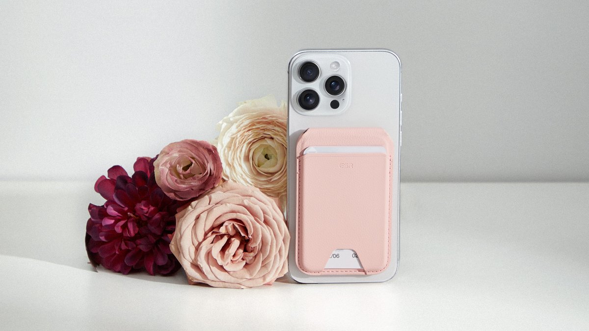 esrtechofficial's tweet image. Happy V-Day to all, whether solo or paired! Keeping it sleek, keeping it chic. 💖📱

#ValentinesDay #ChillTech #ModernLove #DigitalVibes #ESRtech
