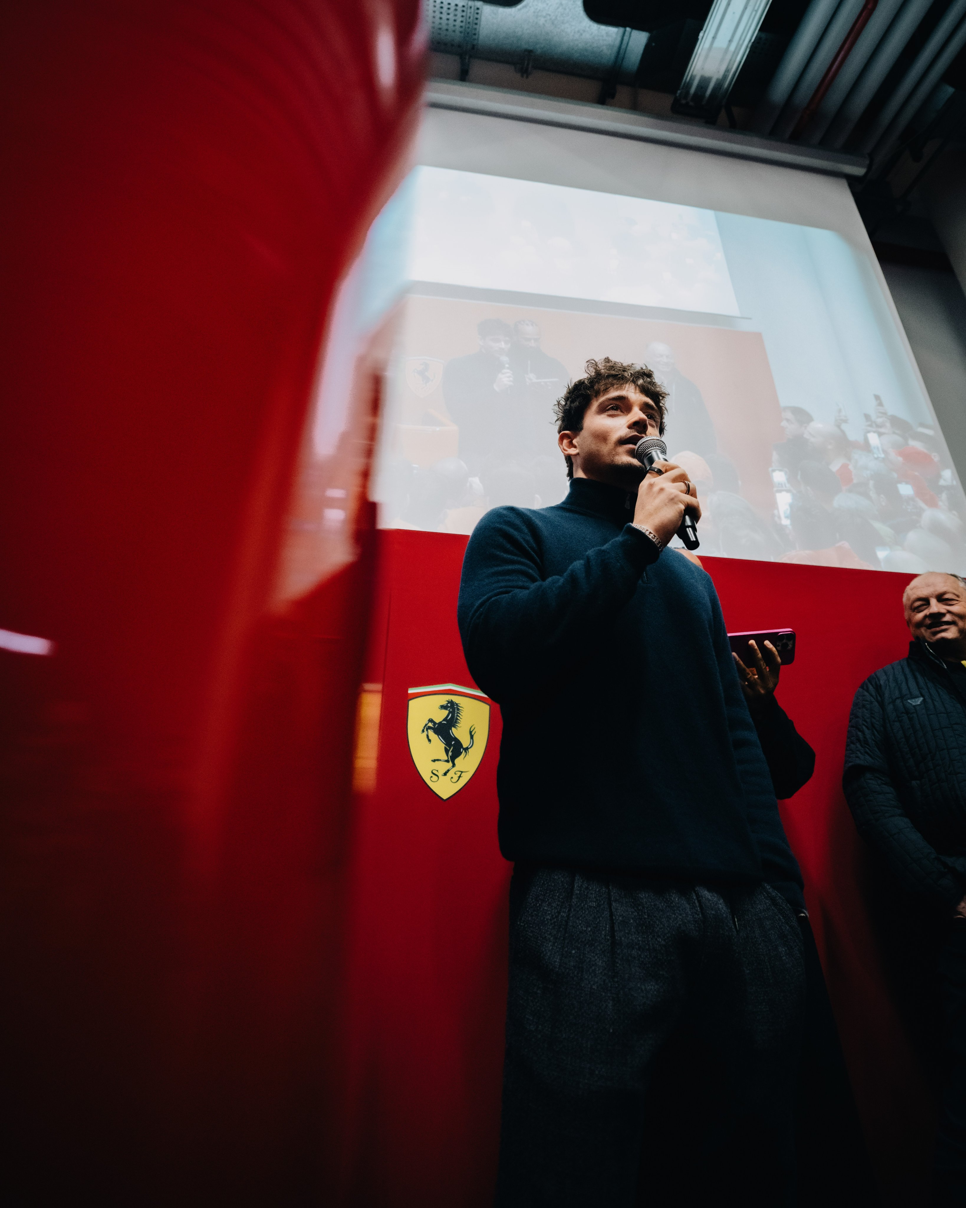 Ferrari family photo: F1 team gathers with Lewis Hamilton and Charles Leclerc before restarting | ScuderiaFans.com