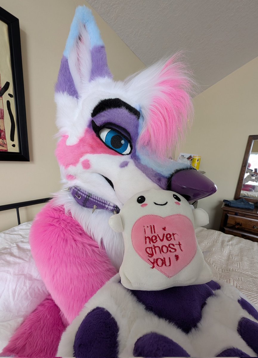Happy Valentine's Day 💘

#fursuitfriday

🧵<a href="/madefuryou/">Made Fur You</a>