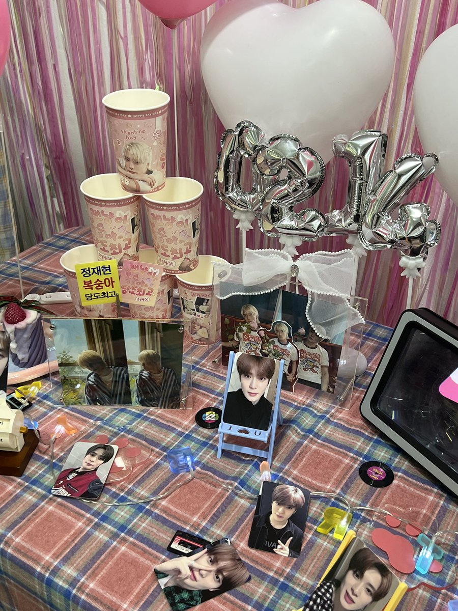 📍카페 이유
복숭아 농장같았던 재현이 생카🍑
핑크핑크한 재현이가 한 가득이어서 넘 좋았다🫶🏻

#잰냥이_복숭아_당도최고