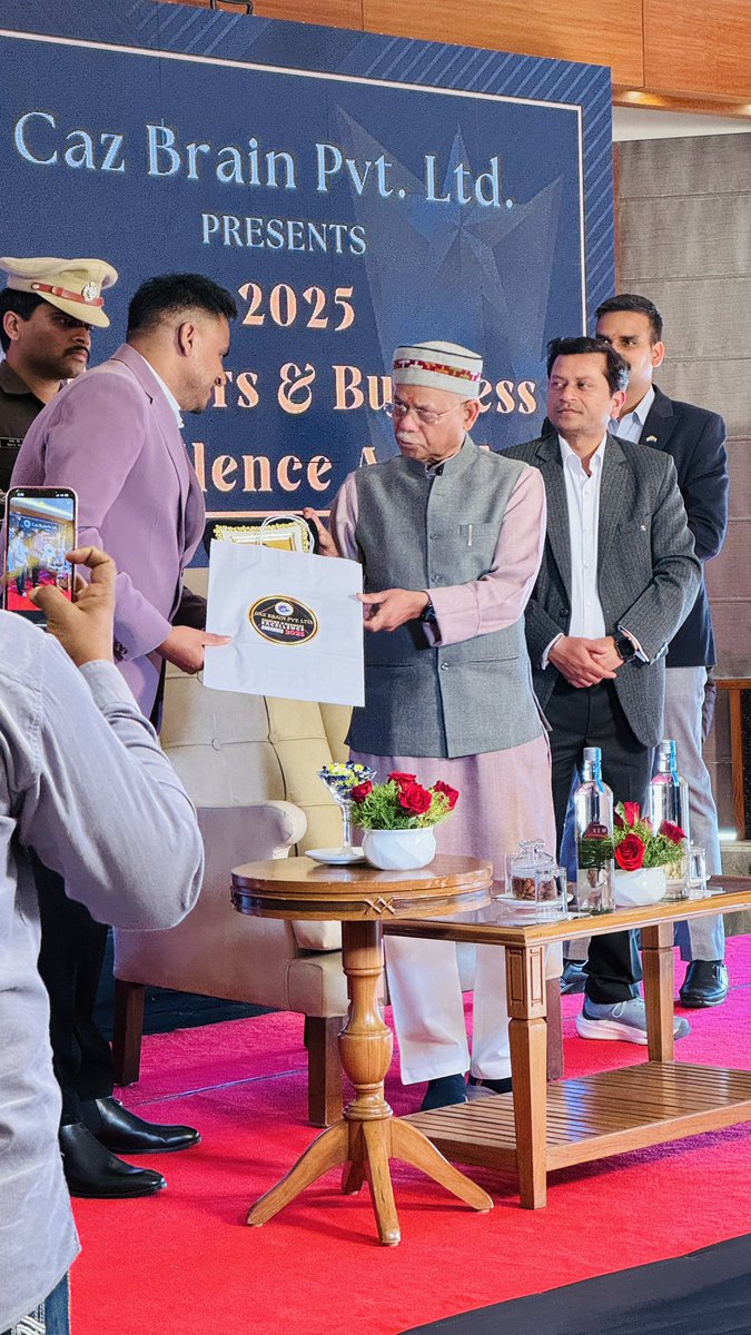 iAmitBhadana's tweet photo. Respected Governor, heartfelt gratitude for honoring me with "The Best Comedy Content Creator" award. I dedicate this honor to my entire team and audience ♥️
#AmitBhadana #Governor #HimachalPradesh #Award https://t.co/CZJGSftNCA