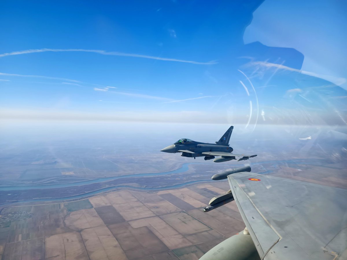 EMADmde's tweet image. Los Eurofighter 🇪🇸del #DatPaznic realizan  una misión de CAS con JTCAS del Reino Unido  como apoyo al ejercicio #STEADFASTDART25 Actividades que mejoran la interoperatividad y la respuesta eficaz de los Aliados. #MOPS @EjercitoAire #NATO @NATO_AIRCOM