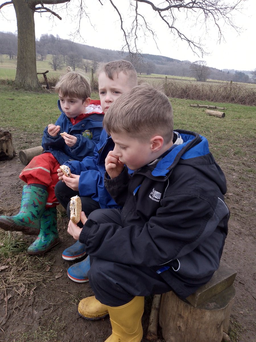 IVSchool's tweet image. A 'constructive' afternoon finished off with s'mores for Avon Class 🍪