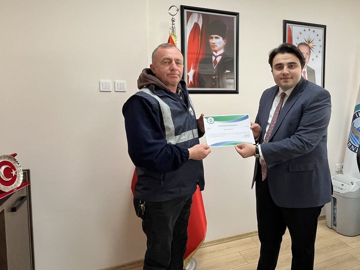 ozelidareedirne's tweet photo. Vali Yardımcımız İl Özel İdaresi Genel Sekreter V. Eyyüp Batuhan Ciğerci, Yol ve Ulaşım Hizmetleri Müdürlüğü personeline başarı belgelerini takdim etti. 

Personelimizi özverili çalışmalarından dolayı tebrik eder, başarılarının devamını dileriz. ⤵️📸 https://t.co/0pcrq6rkB3