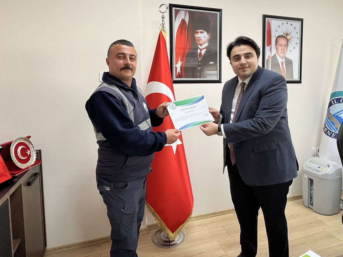 ozelidareedirne's tweet photo. Vali Yardımcımız İl Özel İdaresi Genel Sekreter V. Eyyüp Batuhan Ciğerci, Yol ve Ulaşım Hizmetleri Müdürlüğü personeline başarı belgelerini takdim etti. 

Personelimizi özverili çalışmalarından dolayı tebrik eder, başarılarının devamını dileriz. ⤵️📸 https://t.co/0pcrq6rkB3