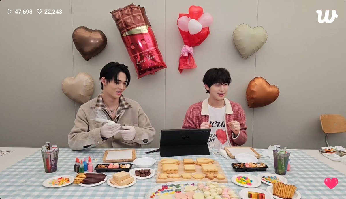 달 tweet media