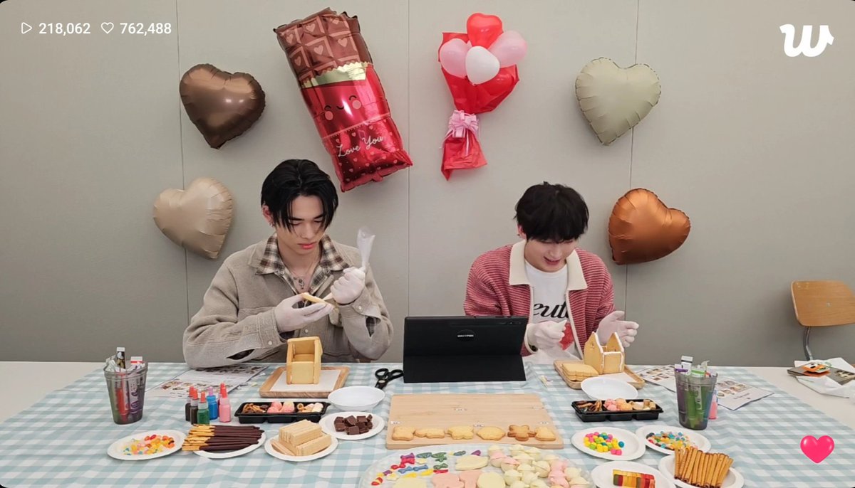 달 tweet media