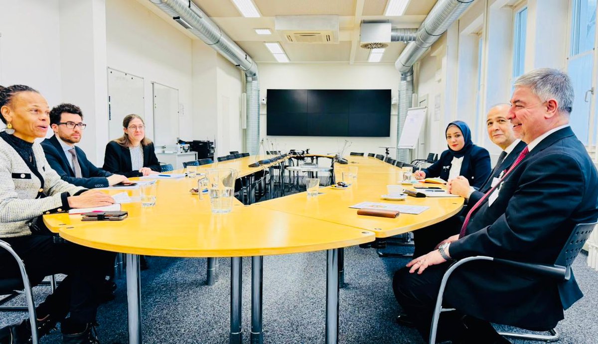 التقى وكيل وزارة الخارجية لشؤون التخطيط السياسي الدكتور هشام العلوي مع سعادة السفيرة باتريشيا دانزي، مديرة الوكالة السويسرية للتنمية والتعاون، بحضور القائم بالاعمال المؤقت في سفارة جمهورية العراق في بيرن الوزير المفوض د. محمد جواد مهدي، والسكرتير اول زكا سهم