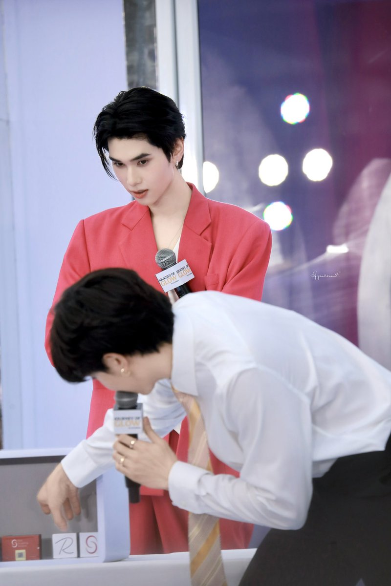 Hyunhannn_Yuh's tweet image. 250214📸

You&apos;re kidding. I&apos;m looking at you👀❤️‍🔥

GALDERMA x JOONGDUNK
#JourneyofGLOW 
#Galderma
#GlowThroughLife 
#SkinThatFeelsLikeYouAgain 
#AestheticsByGaldermaThailand
#จุงดัง #JoongDunk
@dunknatachai #dunknatachai 
@ChenRcj #จุงอาเชน