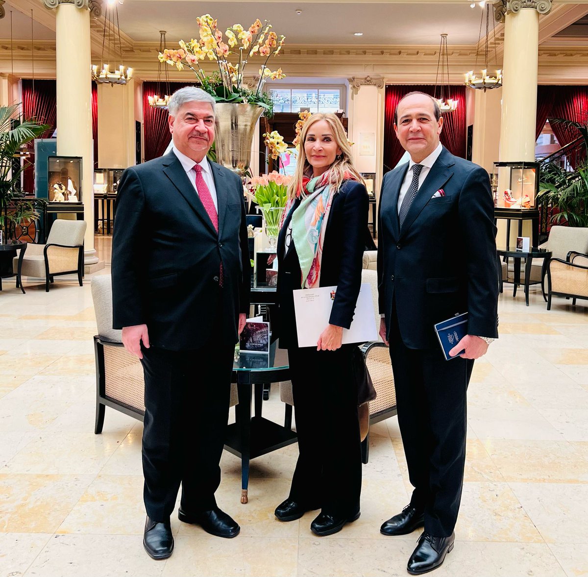 التقى وكيل وزارة الخارجية لشؤون التخطيط السياسي الدكتور هشام العلوي مع السفيرة مونيكا شموتس كيركوز، مساعدة وزير الخارجية ورئيسة دائرة الشرق الاوسط وشمال افريقيا في الخارجية السويسرية، بحضور القائم بالاعمال المؤقت في سفارة جمهورية العراق في بيرن الوزير المفوض د. محمد جواد مهدي.