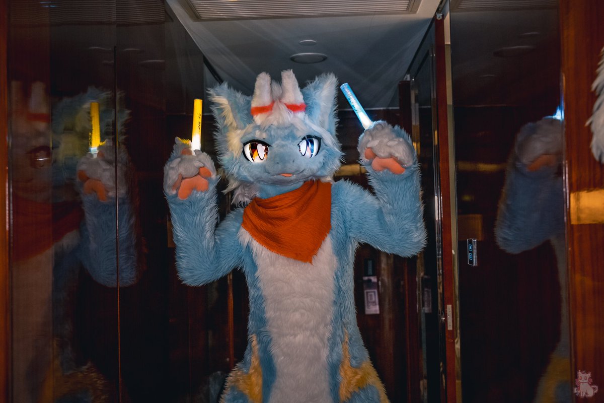 #FursuitFriday
“要跟我一起去玩吗？”
📷：牙萌