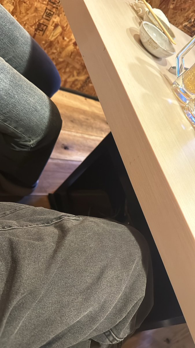 テーブル席で横並びのやつやめて