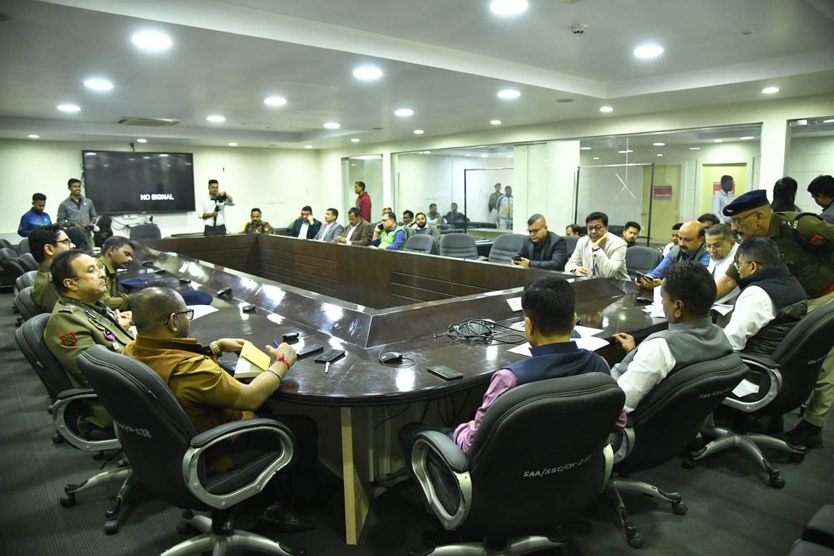 TheAshokSinghal's tweet image. Assam is gearing up for #JhumoirBinandini.

Visited Sarusajai Stadium today with my Cabinet Subcommittee colleagues Shri @Pijush_hazarika &amp;amp; Shri @rupeshgowala, along with senior police &amp;amp; administrative officials, to review preparations for this historic event.

@himantabiswa…