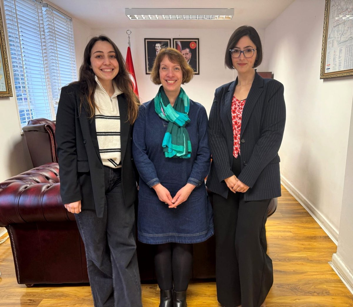 Londra Eğitim Müşavirliği (@londraegitim) on Twitter photo UCL’de görev yapan Dr. Sara Young ve Dr. Hasret Saygı, iki dilli çocukların eğitimi üzerine görüş alışverişinde bulunmak için Müşavirliğimizi ziyaret etti.
Nazik ziyaretleri için teşekkür ederiz.
🤝📚 #İkidillilik #Eğitim #UCL
<a href="/tcmeb/">Millî Eğitim Bakanlığı</a> <a href="/mebyyegm/">Yükseköğretim ve Yurt Dışı Eğitim Genel Müdürlüğü</a> <a href="/hasretsaygi/">Hasret Saygı</a> UCL’de görev yapan Dr. Sara Young ve Dr. Hasret Saygı, iki dilli çocukların eğitimi üzerine görüş alışverişinde bulunmak için Müşavirliğimizi ziyaret etti.
Nazik ziyaretleri için teşekkür ederiz.
🤝📚 #İkidillilik #Eğitim #UCL
<a href="/tcmeb/">Millî Eğitim Bakanlığı</a> <a href="/mebyyegm/">Yükseköğretim ve Yurt Dışı Eğitim Genel Müdürlüğü</a> <a href="/hasretsaygi/">Hasret Saygı</a>