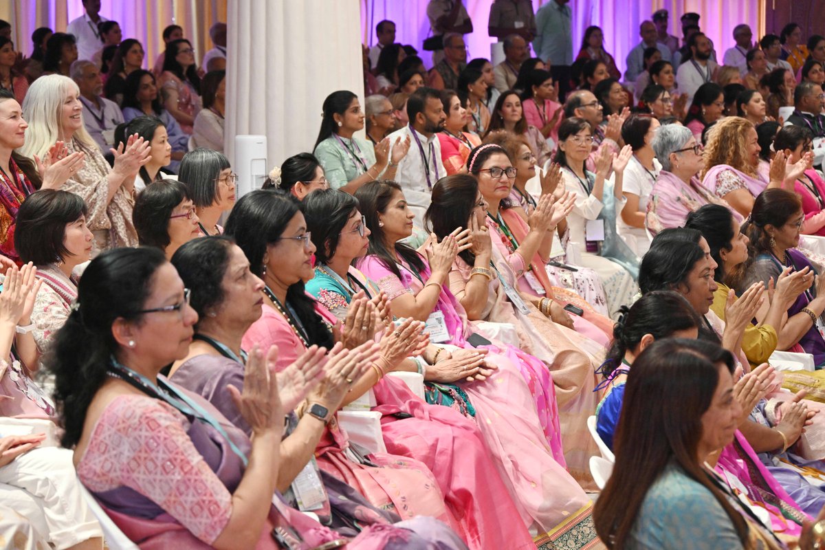 rashtrapatibhvn's tweet photo. President Droupadi Murmu graced the inaugural session of the International Women’s Conference of the Art of Living at Bengaluru. The President urged every woman to gather courage, dream big and utilize all her strength and potential to achieve her dreams. https://t.co/By39WmFJlN