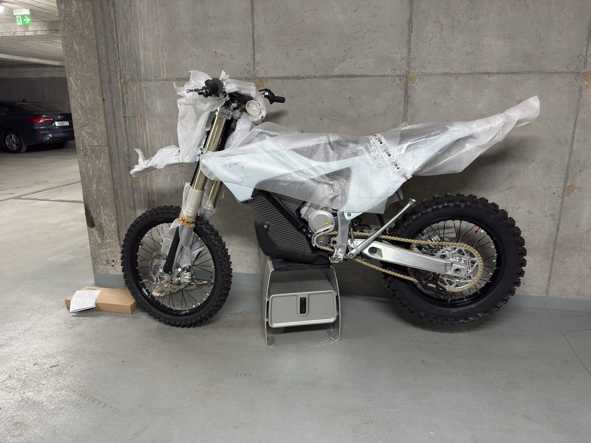 JakubJoseph's tweet photo. @itskyleconner @BMWMotorrad I just got my two-wheel electric ride 😎 https://t.co/nD6tFxgEv1