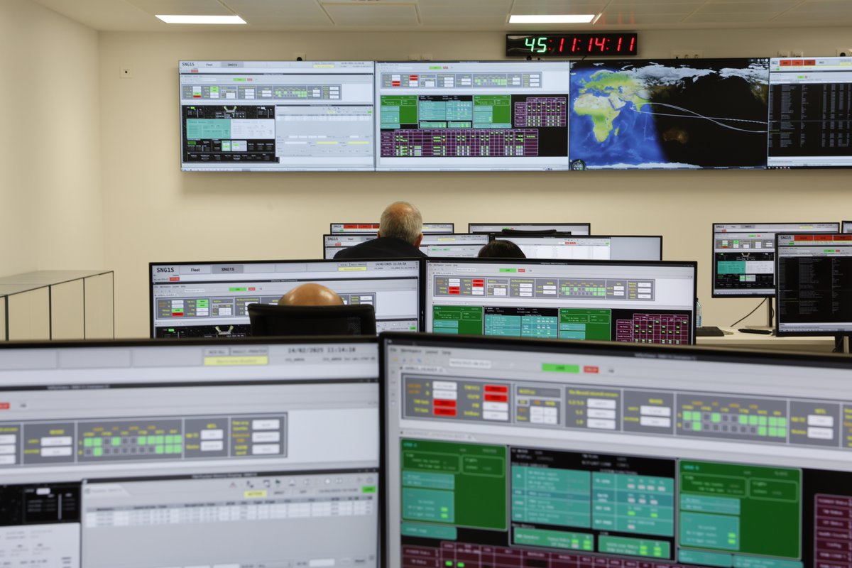 Defensagob's tweet photo. España, referente en tecnología satelital y seguridad.
La ministra destaca el papel del SpainSat NG I como un avance clave en comunicaciones seguras para las Fuerzas Armadas y @NATO.
Más del 45% de sus componentes son marca España, impulsando la industria y el empleo cualificado. https://t.co/JgJEqbBBTo