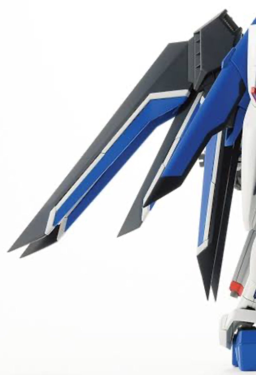 ズボンの感じがライジングフリーダムの羽に見えて仕方ない。

オマージュの衣装なのかなと思った