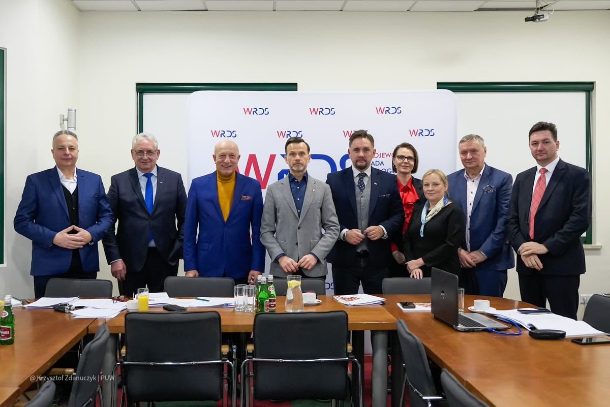 PodlaskiUW's tweet photo. Wojewoda @brzozowskij wziął udział w pierwszym w tym roku posiedzeniu prezydium Wojewódzkiej Rady Dialogu Społecznego. Spotkanie było okazją do omówienia planu finansowego i planu pracy na rok 2025. #WRDS https://t.co/AIH19cAXfm
