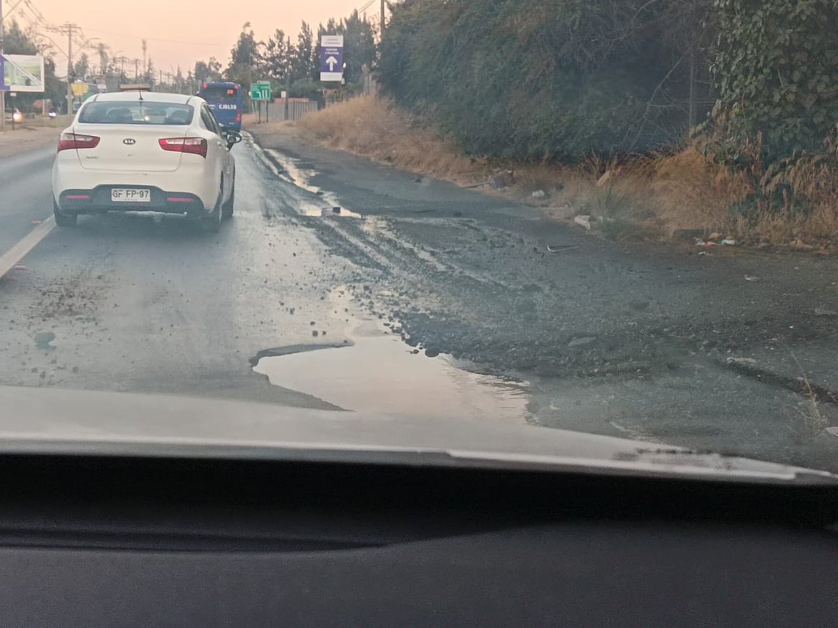 Amigos de <a href="/aguas_andinas/">Aguas Andinas</a> se mantiene fuga de agua potable en la comuna de <a href="/SanBernardocl/">I. Municipalidad de San Bernardo</a> en Avda Padre Hurtado en las cercanías del n° 18380 y que fue informado a ustedes hace 2 días registrado con el requerimiento n° 1-15287464005, está fuga ya generó rotura de la calzada.