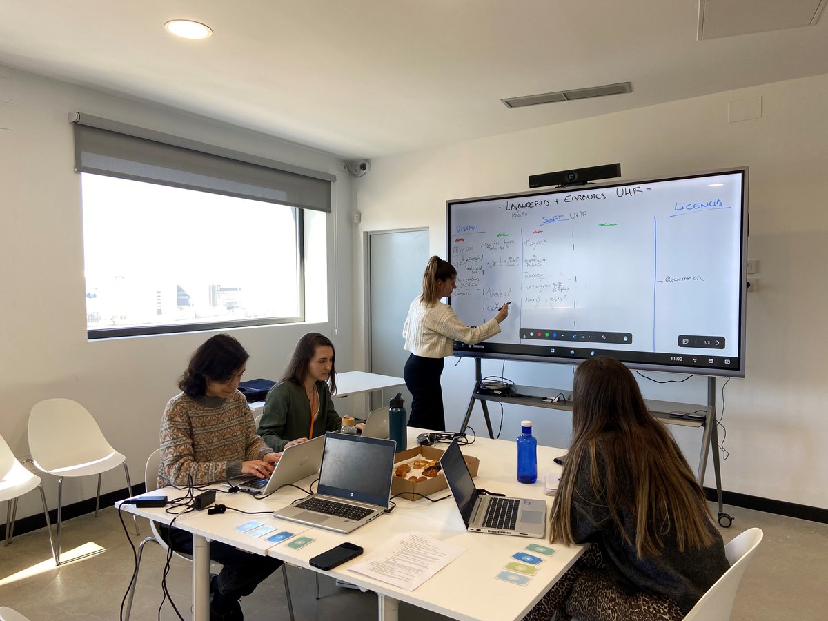 ¿Sabías que más de 300.000 usuarios aprovechan nuestra #tecnología día a día en #residencias y #hospitales de todo el mundo? 🌍 Para nuestro equipo de Producto, escuchar y comprender las necesidades de los clientes y usuarios es la base para desarrollar nuestras soluciones.