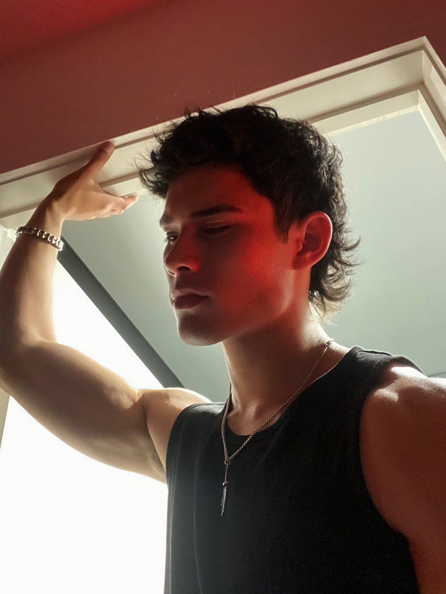 imLeonKroeber's tweet photo. I need to remember that this app exists but Happy Valentine’s Day 🌹
Love and appreciate every one of y’all fr ❤️ https://t.co/NlSeX0EtJB