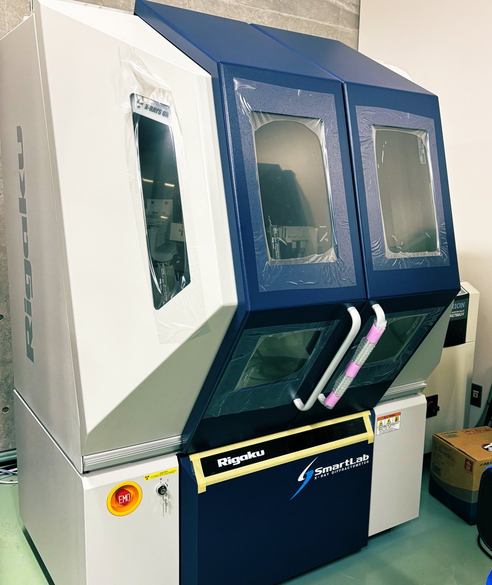 sdsl_tcu's tweet image. ナノ科学科学技術センター（ナノテクセンター）に新しいX線回折装置が搬入されました🎉
#rigaku #smartlab #xrd