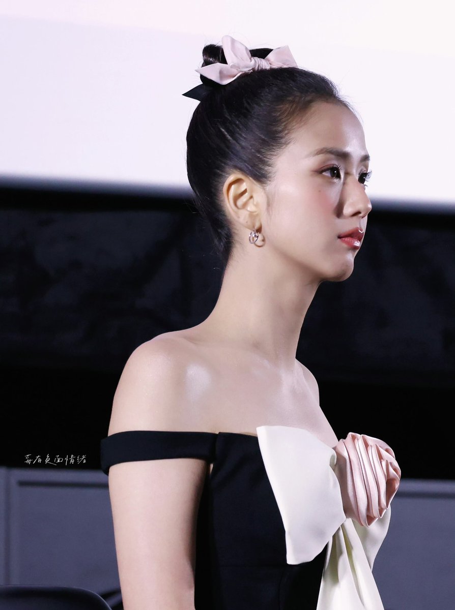 JISOO CN tweet media