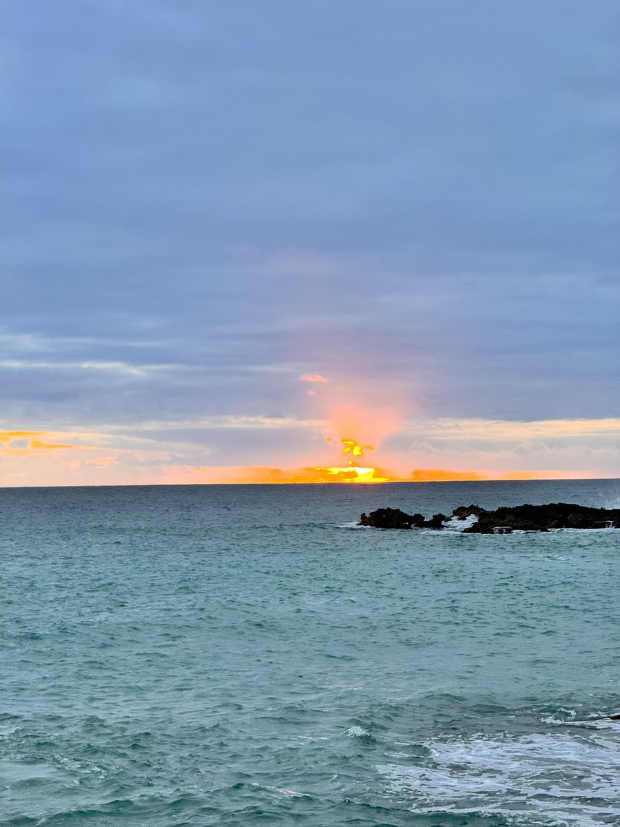 Hoy quiero desearte todas las cimas del cielo y regalarte todos los finales de arcoíris, todo mi amor de roca , mi concierto de sonrisas y mi cara lavada con tu aura, Te regalo peces vivos del mar muerto, te regalo la luna, te regalo el para siempre y por lo menos cinco castillos
