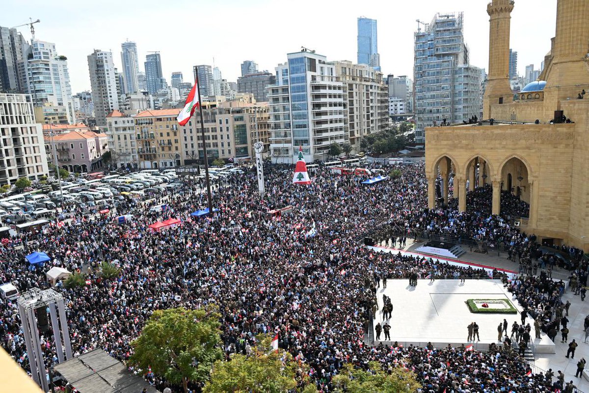 BakerHalawi's tweet photo. خطاب مفصلي بالذكرى العشرين  لاستشهاد رفيق الحريري، للرئيس سعد الحريري، حمل العديد من الرسائل السياسية العميقة والمواقف الواضحة في لحظة دقيقة يمر بها لبنان:

•تحقيق العدالة: اختتام ملف العدالة لرفيق الحريري وتحقيقها على الأرض بزوال النظام السوري البائد وقتلة الشهيد.

     • النظام السياسي اللبناني :الحريري أقر بأن النظام السياسي الحالي مسؤول عن الأزمات. وهو تحمّل جزء من المسؤولية علانية عكس باقي القوى السياسية، وتفاقمت الأزمات بعد تعليقه للعمل السياسي.

•دعم للعهد و للحكومة الجديدة: شدد على إعطاء فرصة للعهد والحكومة الحالية لإنقاذ البلاد.

•تمسك بمشروع رفيق الحريري: أكد أن مشروع بناء الدولة، اتفاق الطائف، احتكار السلاح بيد الجيش، والاقتصاد الحر، هو النهج الوحيد لإنقاذ لبنان.

•��سالة واضحة لأهالي البقاع والجنوب والضاحية: كسر صورة أن ممثلي وأهل هذه المناطق هي مصدر تعطيل وسلاح، والدعوة للاندماج الكامل في مشروع الدولة.

•المطالبة بالإنصاف لضحايا انفجار المرفأ في بيروت.

•القضية الفلسطينية: تضامن واضح مع فلسطين، ورفض أي حلول على حساب الدول العربية، مع انتقاد لاذع لنتنياهو، الذي يهرب للحروب والازمات مع الدول العربية الشقيقة مصر والاردن والسعودية.

•إشارة لمستقبل سياسي مختلف: عبارة “كل شي بوقته حلو” تلمّح لاستراتيجية جديدة وعودة مدروسة للحريري إلى المشهد السياسي في الاستحقاقات القادمة.

•توسيع قاعدة الدعم: جمهور رفيق الحريري ليس جمهور تيار المستقبل فقط، بل كل لبناني يؤمن بالاعتدال وبناء الدولة.

الحريري عاد وتياره الى الساحة، وعاد لترتيب الأوراق… فهل نشهد قريباً مرحلة جديدة في السياسة اللبنانية يكون فيها سعد الحريري بصلب المشهد ال��ديد؟

#لبنان #سعد_الحريري #رفيق_الحريري #١٤_شباط #بالعشرين_عساحتنا_راجعين