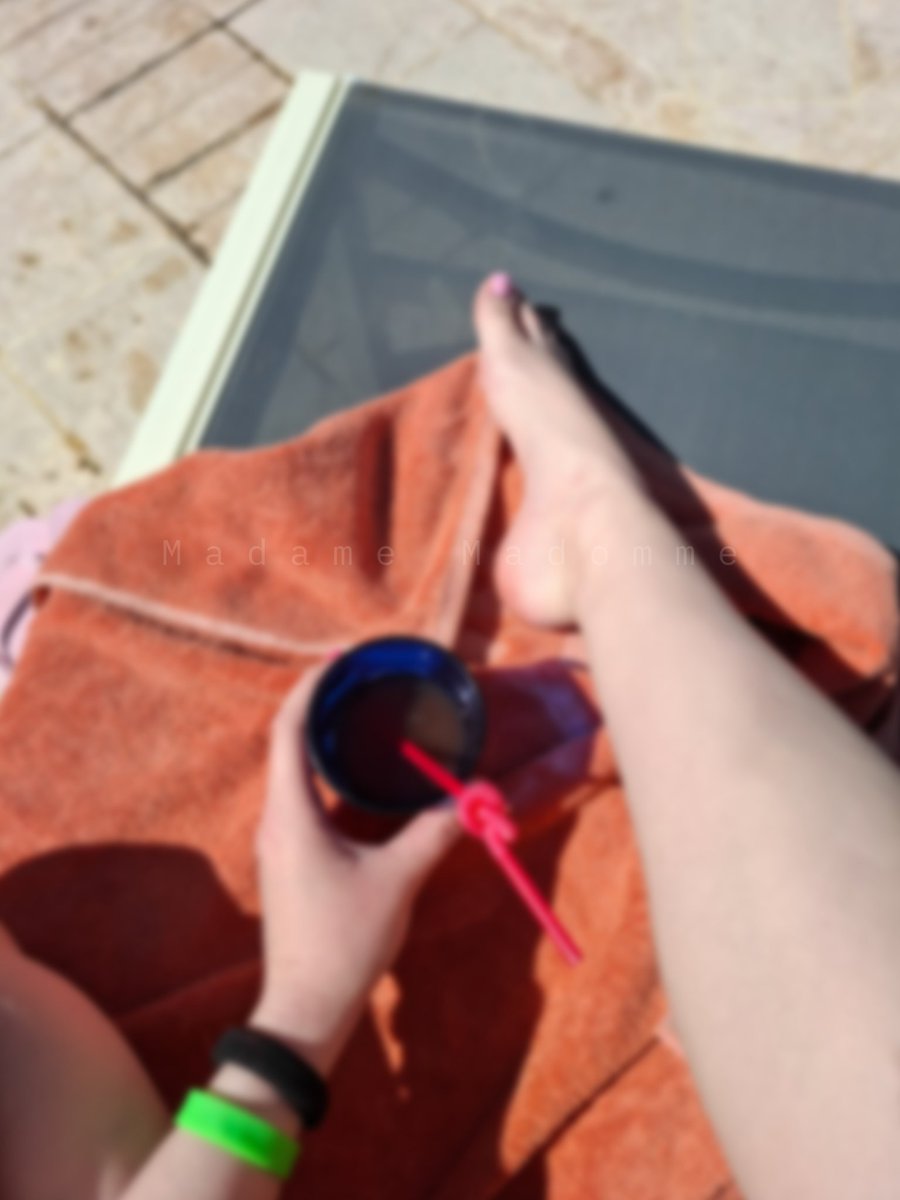 Chilling in the way I deserve.

Unblurred on platform for real fans.