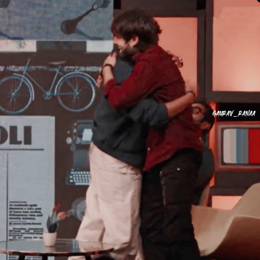 Munawar- ab ap log smj gye na srf Bigg Boss scripted ni h ye show bhi h 😂

Vivian-sbse important bt apne ko trophy ka gam ni h voh toh apun pichle saal hi le aye yr ❤️
 (Bhaichara on Top) 

#VivianDsena X #MunawarFaruqui 

VIVIAN ON HAFTA VASOOLI