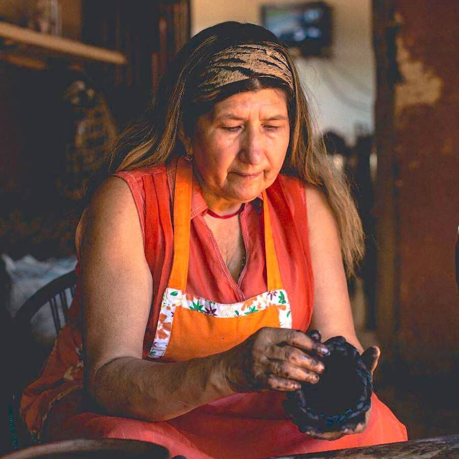 RevistaAIA's tweet photo. 🎨 Julia Isídrez, arte sin fronteras 🌍

Desde Itá al mundo, transforma el barro en piezas únicas. 🏆✨

📖 Conocé su historia en la Revista AIA 205 👉 https://t.co/b6Q9H2D7J3 https://t.co/5gwTFfuZVO