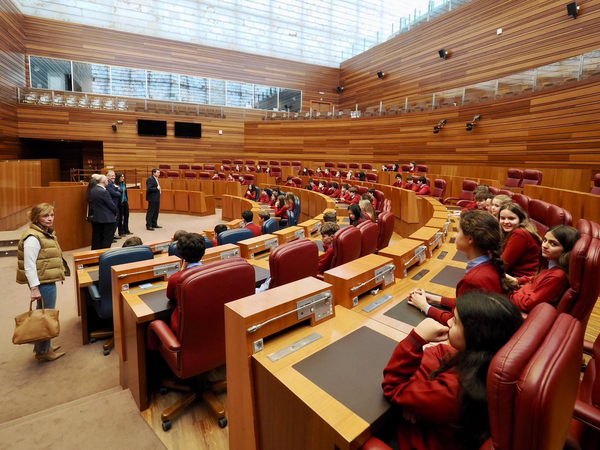 Cortes de Castilla y León (@cortes_cyl) on Twitter photo Un grupo de alumnos y profesores de 3º de la ESO del Colegio Montessori, <a href="/CMontessori/">Colegio Montessori</a>, de #Salamanca, han visitado hoy las Cortes de #CastillayLeón. El presidente, <a href="/CarlosPollan/">Carlos Pollán Fernández</a>, les ha recibido en el Hemiciclo, en el que también estaban presentes los procuradores del Grupo Un grupo de alumnos y profesores de 3º de la ESO del Colegio Montessori, <a href="/CMontessori/">Colegio Montessori</a>, de #Salamanca, han visitado hoy las Cortes de #CastillayLeón. El presidente, <a href="/CarlosPollan/">Carlos Pollán Fernández</a>, les ha recibido en el Hemiciclo, en el que también estaban presentes los procuradores del Grupo
