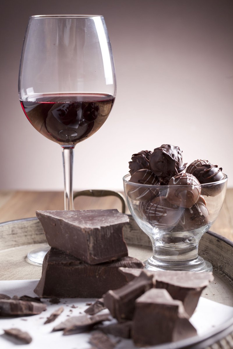 scainzon's tweet photo. CHOCOLATE Y VINO, LA PAREJA PERFECTA PARA CELEBRAR EL DÍA DE SAN VALENTÍN. 

El día de San Valentín es la excusa perfecta para darnos un capricho y celebrar el amor con nuestra pareja con una combinación infalible: Chocolate y vino. https://t.co/fNOddeKlzO