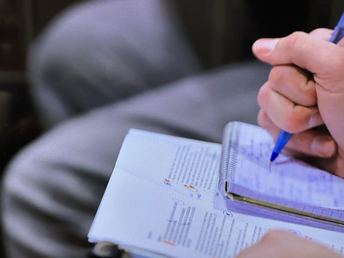 bebob's tweet image. ⁦@AdamHoge⁩ ⁦@adamjahns⁩ ⁦@patrickfinley⁩ ⁦@MarkPotash⁩ ⁦@kfishbain⁩ ⁦@thecarm⁩ - screenshot from today’s 1920 Football Dr. I’ve got to know which beat writer holds their pen like this??? 🤪