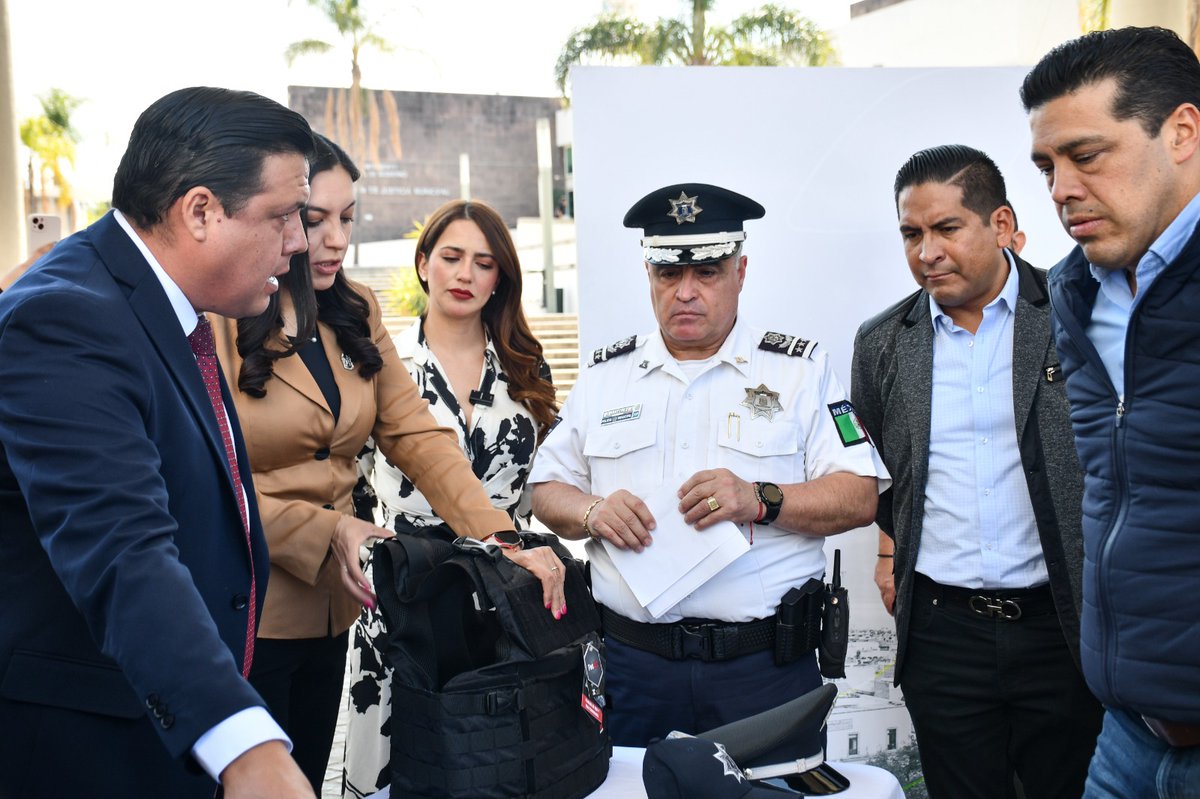 ¡Fortaleciendo la seguridad en Aguascalientes! El presidente municipal LeoMontañez entrega nuevos uniformes a la Policía Municipal para mejorar su eficiencia y servicio a la comunidad.

Nota completa: acortar.link/6aeq4x

 #SeguridadPública #Aguascalientes