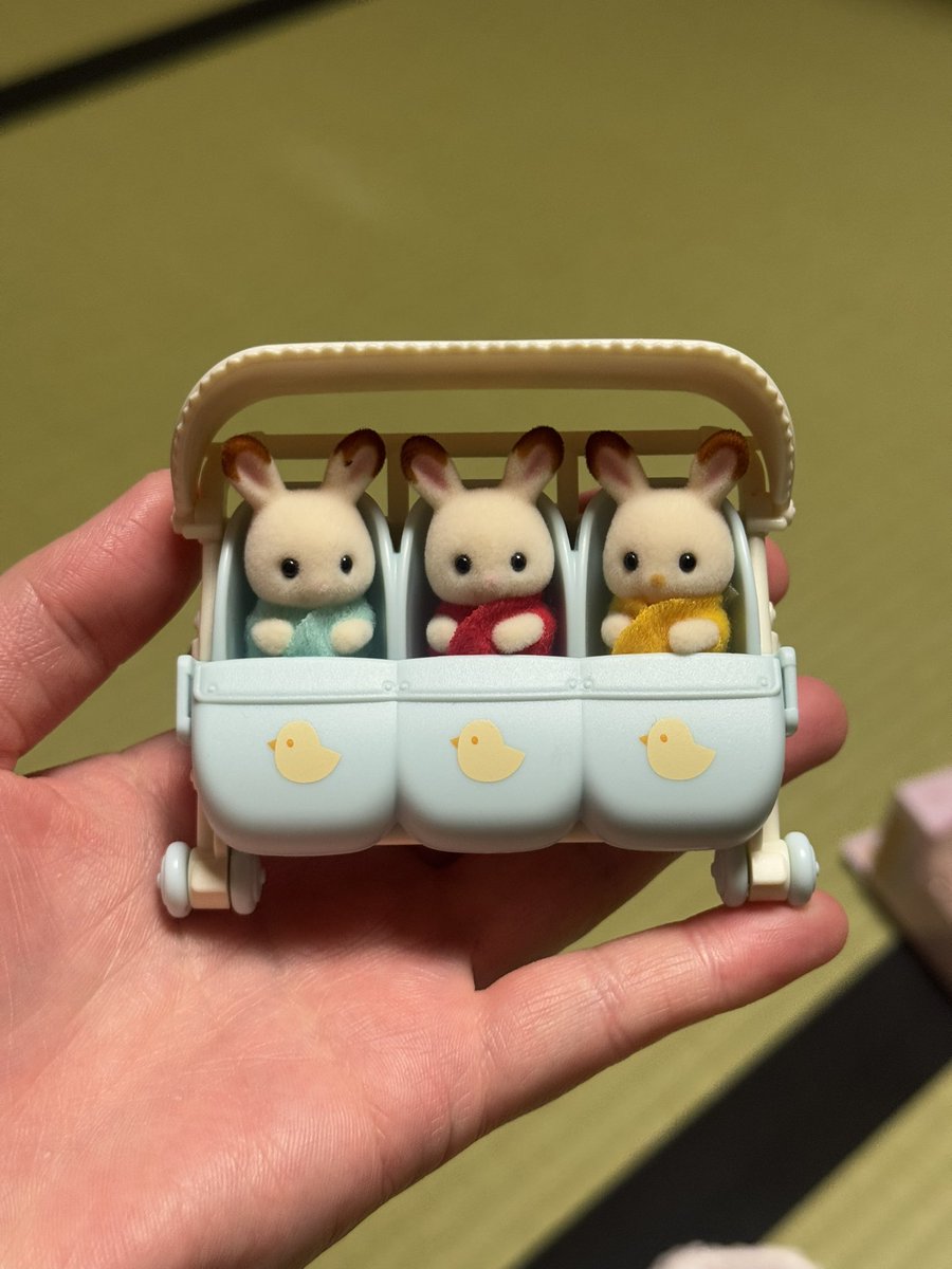 ringohime1008's tweet photo. 娘が、体操の発表会を頑張ったご褒美に、じいじに買ってもらった子たち。
なにこれ…。
かわいすぎる…。
こんな小さな子たち、私が遊んでいた頃にはいなかった！！
#シルバニアファミリー https://t.co/mHC1FvjrQ5