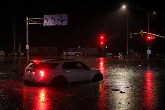 DefyDisaster's tweet photo. Southern California was hit by heavy #rain that led to debris flows & flooding & the threat remains today.
Stay safe: https://t.co/XxDon4cHX9
π·: Daniel Cole, REUTERS
#DefyDisaster #DisasterPreparedness #Disaster #Flood #Floods #Storm https://t.co/hQt6ToKIMu