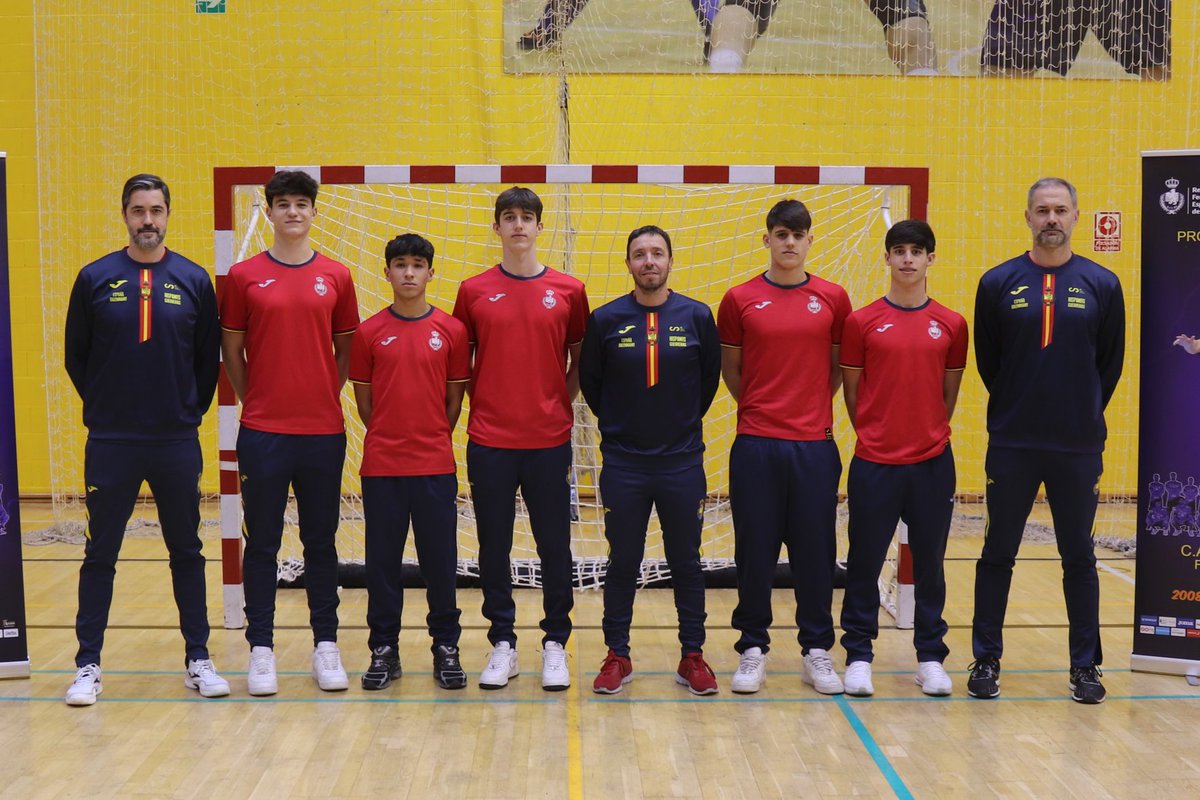 Federación de Balonmano del Principado de Asturias (@fbmpa_oficial) on Twitter photo Nos sentimos muy orgullosos de la comitiva asturiana en el CAR de Sierra Nevada, donde hasta 5 jugadores y 3 técnicos asturianos: <a href="/Raul_Entrerrios/">Raúl Entrerríos</a>, <a href="/Doradodiego/">Diego Dorado</a> y <a href="/jorgemm77/">Jorge Martínez</a>, afrontan éste compromiso de la máxima exigencia técnica. Nos sentimos muy orgullosos de la comitiva asturiana en el CAR de Sierra Nevada, donde hasta 5 jugadores y 3 técnicos asturianos: <a href="/Raul_Entrerrios/">Raúl Entrerríos</a>, <a href="/Doradodiego/">Diego Dorado</a> y <a href="/jorgemm77/">Jorge Martínez</a>, afrontan éste compromiso de la máxima exigencia técnica.